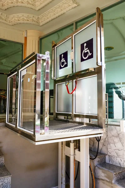 Engelliler ve tekerlekli sandalye en üst kat için asansörleri.