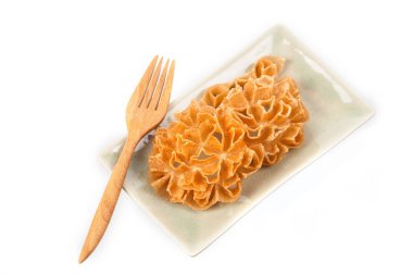 Gevrek Lotus çiçeği çerez tabak beyaz arka plan üzerinde