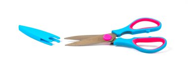 Beyaz arkaplanda renkli makas