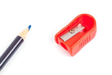 beyaz zemin üzerine kırmızı kalemtıraş aracı ileti örneği izole