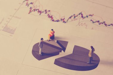 Minyatür iş adamı borsa grafik üzerinde veya 