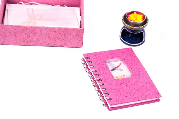 Розовая книжка и бумажная коробка на изолировать — стоковое фото
