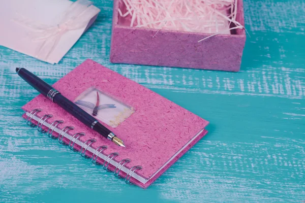 Reservoarpenna på dagbok bok med färg trä bakgrund — Stockfoto