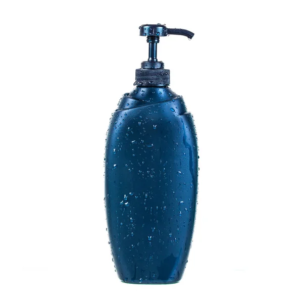 Blaue Duschflasche mit Wassertropfen auf Isolat — Stockfoto