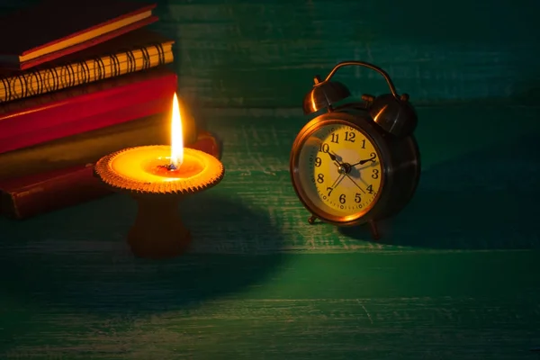 静物烛台上的旧书与闹钟的时钟 — 图库照片
