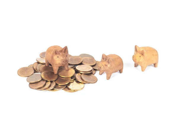 Giocattolo di legno di maiale sulla pila di monete, concetto di business — Foto Stock