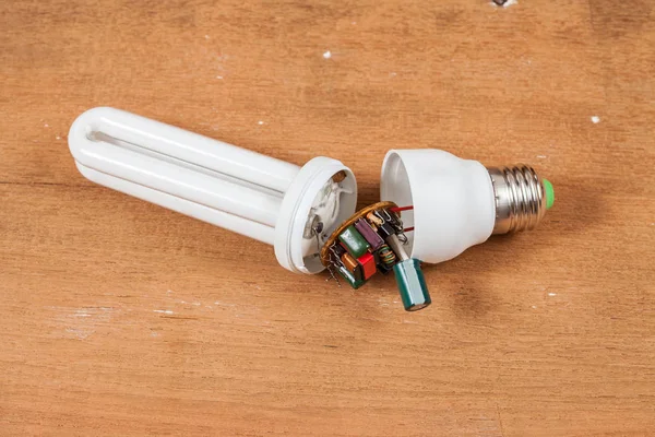 Energiesparlampen auf Holztisch reparieren. — Stockfoto