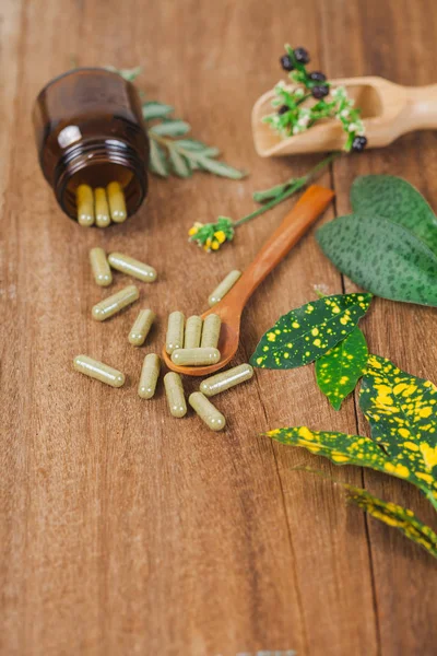 Cápsulas Ervas Medicinais Derramando Fora Frasco Foco Suave — Fotografia de Stock