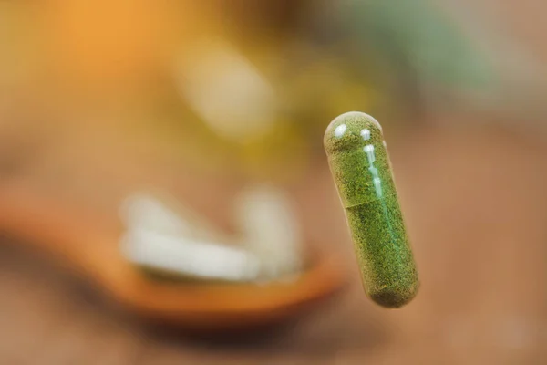 Pflanzliche Medizin Kapsel Aus Kraut Auf Unscharfem Hintergrund Soft Fokus — Stockfoto