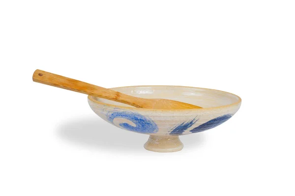 Vieux bol de poterie et pagaie en bambou sur fond blanc — Photo