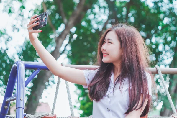 Nastolatek Dziewczyna Zdjęć Selfie Ogrodzie — Zdjęcie stockowe
