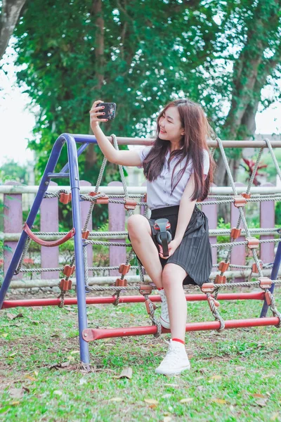 Adolescente Chica Tirando Selfie Jardín — Foto de Stock