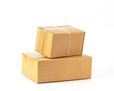 Beyaz arka plan üzerinde izole karton kutular