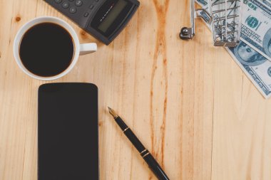 alışveriş sepeti içinde online iş kavramı dolma kalem.