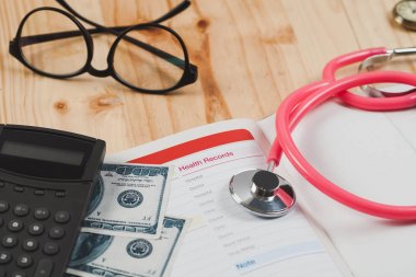 Kitap Not dolma kalem ahşap arka plan ile sağlık kayıtları.