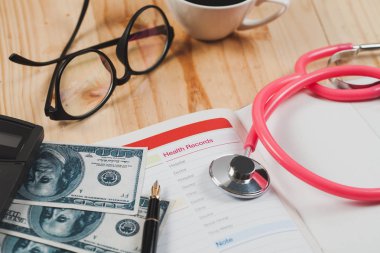 Kitap Not dolma kalem ahşap arka plan ile sağlık kayıtları.