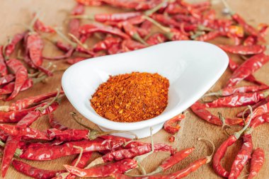 Acı biber beyaz tabak ve ahşap masa üzerinde kurutulmuş biber.