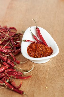 Acı biber beyaz tabak ve ahşap masa üzerinde kurutulmuş biber.