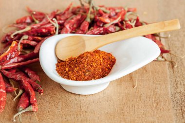 Acı biber beyaz tabak ve ahşap masa üzerinde kurutulmuş biber.