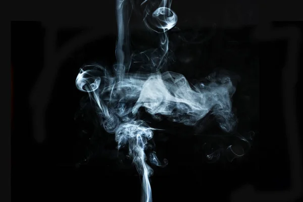 Efeito de fumaça branca abstrato isolado no fundo preto . — Fotografia de Stock