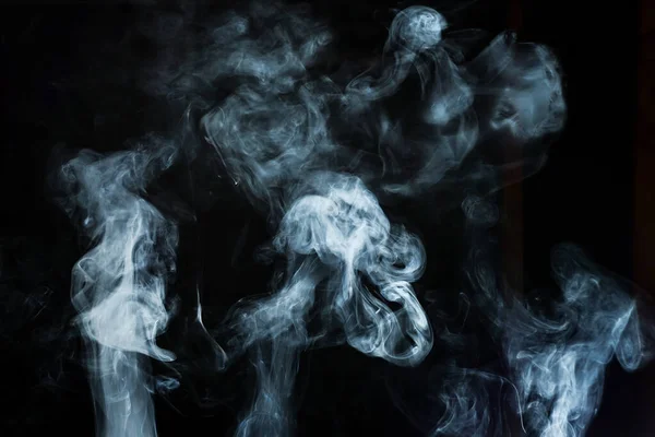 Efecto de humo blanco abstracto aislado sobre fondo negro . — Foto de Stock
