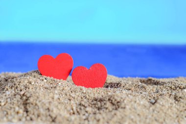 Deniz kıyısında kalp işareti, aşk konsepti..