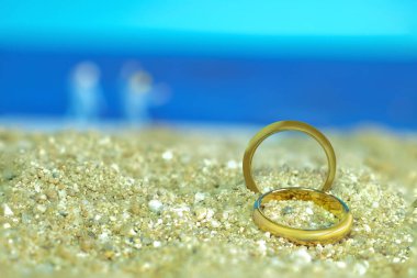 Duo Gold alyansı deniz sahilinde, düğün konsepti.