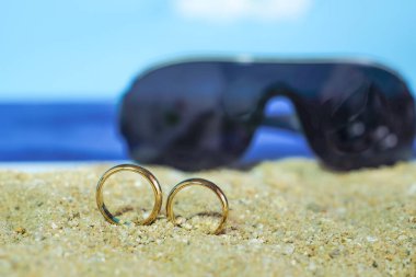 Duo Gold alyansı deniz sahilinde, düğün konsepti.