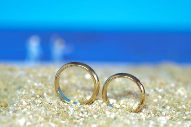 Duo Gold alyansı deniz sahilinde, düğün konsepti.