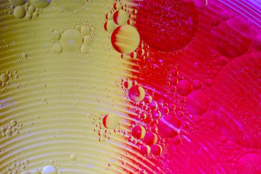 Suyun üzerindeki yağ damlası yaratılış arka planına renk katar.