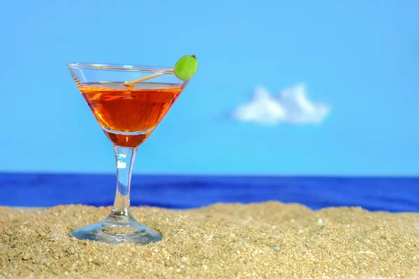 Letni dzień z chłodnym koktajlem na plaży morskiej. — Zdjęcie stockowe