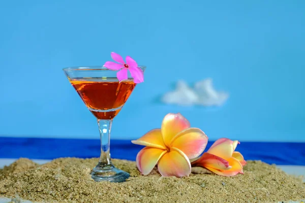 Sommertag mit kühlem Cocktail am Strand. — Stockfoto