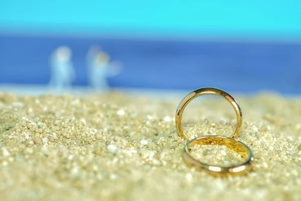 海滩上的双老婚戒，婚礼理念. — 图库照片