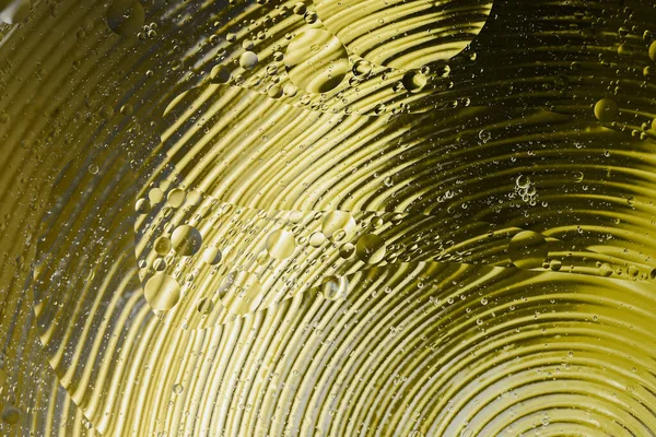 Gota de aceite en el agua con colerful al fondo del diseño de la creación . —  Fotos de Stock