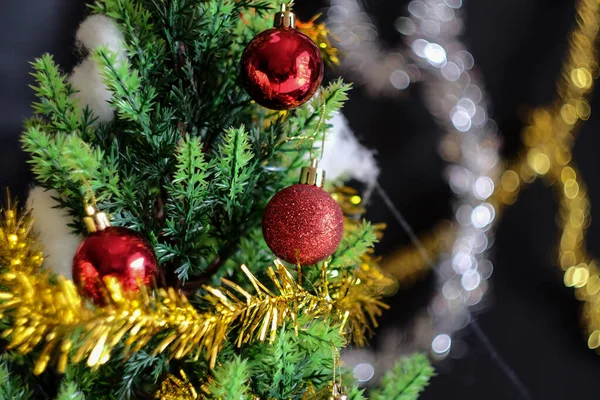 绿色松树上的红球圣诞装饰品，圣诞背包 — 图库照片