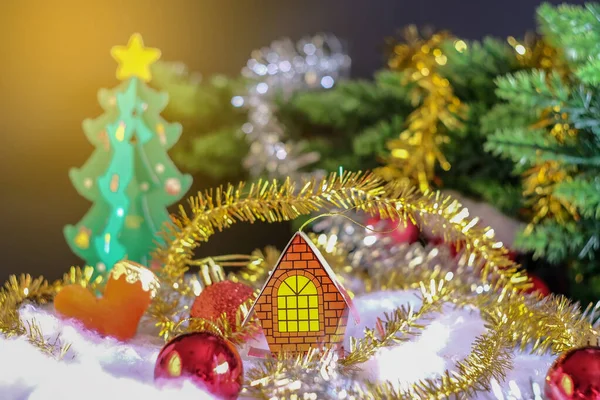 乡村桌上的红球圣诞装饰品，圣诞背景音乐 — 图库照片