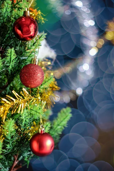 Rote Kugel Weihnachtsdekoration auf grünem Tannenbaum, Weihnachtsbackg — Stockfoto