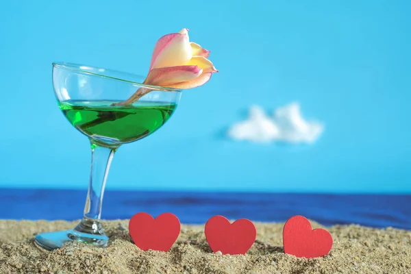 Летний день с прохладным коктейлем на морском пляже с красным знаком сердца . — стоковое фото