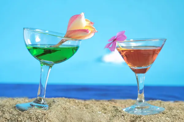 Летний день с коктейлем на морском пляже . — стоковое фото