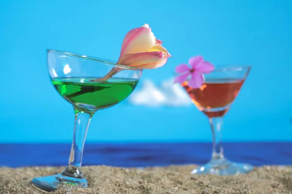 Sommertag mit kühlem Cocktail am Strand. — Stockfoto