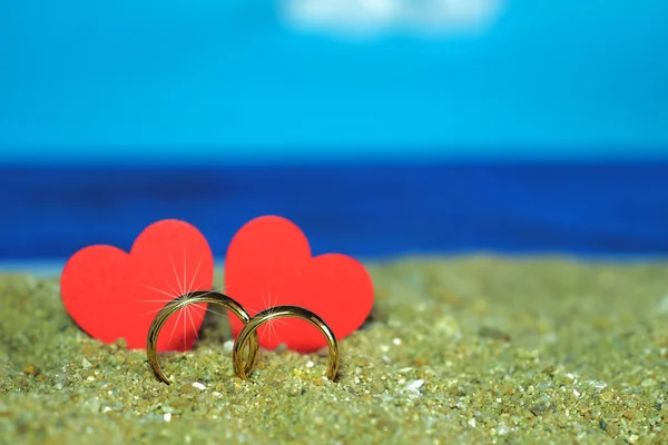 Duo Gold snubní prsten na mořské pláži, svatební koncept — Stock fotografie