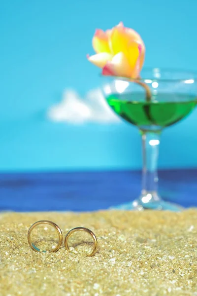 Duo anel de casamento de ouro na praia do mar, conceito de casamento — Fotografia de Stock