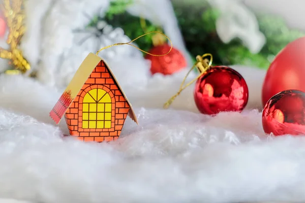 Miniaturowy dom do dekoracji świątecznej na rustykalnym stole, Boże Narodzenie — Zdjęcie stockowe