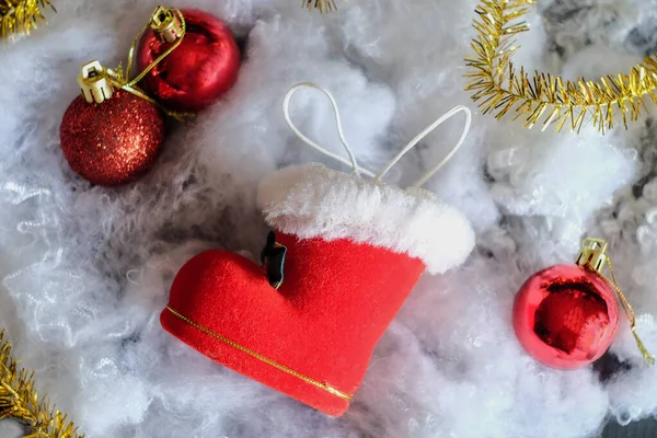 Κόκκινα μποτάκια Χριστούγεννα ή το παπούτσι του Αϊ Βασίλη σε ρουστίκ ξύλινο τραπέζι, Χριστός — Φωτογραφία Αρχείου
