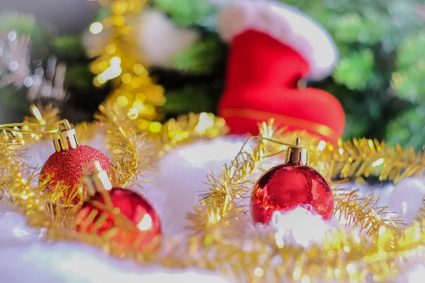 Rote Kugel Weihnachtsdekoration auf rustikalem Tisch, weihnachtlicher Hintergrund — Stockfoto