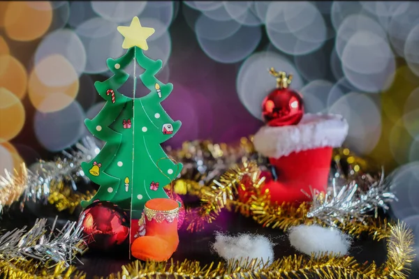Palla rossa decorazione natalizia su pino verde, backg di Natale — Foto Stock