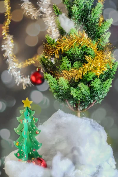 Красный шар рождественские украшения на зеленой сосне, Рождество назад — стоковое фото