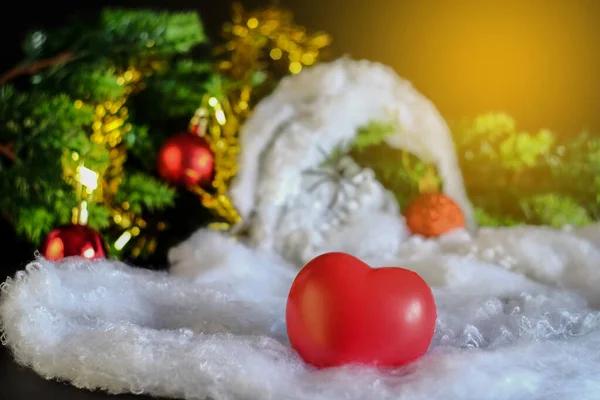 Czerwone serce piłka świąteczne dekoracje na rustykalnym stole, Boże Narodzenie ba — Zdjęcie stockowe