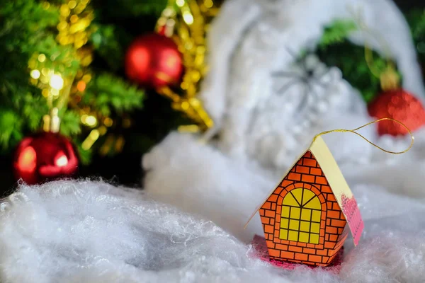 Miniaturowy dom do dekoracji świątecznej na rustykalnym stole, Boże Narodzenie — Zdjęcie stockowe