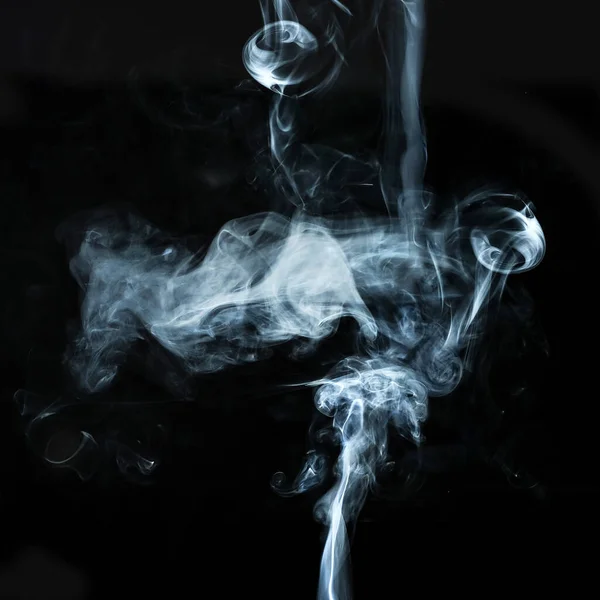 Efecto de humo blanco abstracto aislado sobre fondo negro . — Foto de Stock